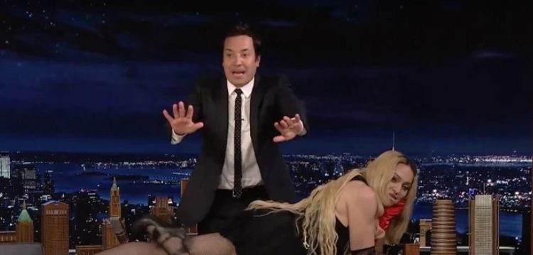 Alldaynews.gr «Ξέφυγε» πάλι η Μαντόνα: Ξάπλωσε στο γραφείο του Τζίμι Φάλον και σήκωσε τη φούστα της μπροστά στην κάμερα!