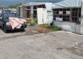 Φρίκη στο Βόλο: Είχαν τον γιο τους δεμένο σαν ζώο στην αυλή με αλυσίδα 15 μέτρων