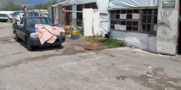 Φρίκη στο Βόλο: Είχαν τον γιο τους δεμένο σαν ζώο στην αυλή με αλυσίδα 15 μέτρων