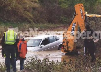 Κακοκαιρία-Βόλος: Θρίλερ με παράσυρση αυτοκινήτου από τα ορμητικά νερά του Ξηριά