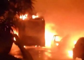 Κόλαση στα Πατήσια: Στις φλόγες ένα απορριμματοφόρο και 11 αυτοκίνητα