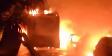 Alldaynews.gr Κόλαση στα Πατήσια: Στις φλόγες ένα απορριμματοφόρο και 11 αυτοκίνητα