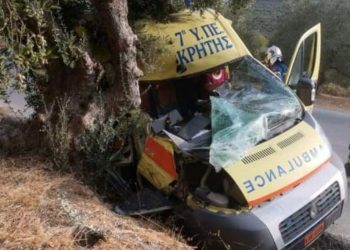 Σοκαριστικό τροχαίο με Ασθενοφόρο στην Κρήτη[photo]