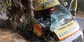 Σοκαριστικό τροχαίο με Ασθενοφόρο στην Κρήτη[photo]