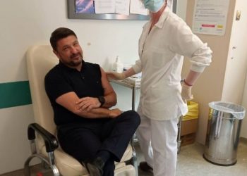 Έκανε την τρίτη δόση του εμβολίου ο Νίκος Χαρδαλιάς