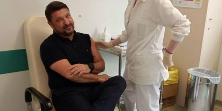 Alldaynews.gr Έκανε την τρίτη δόση του εμβολίου ο Νίκος Χαρδαλιάς