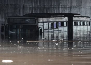 Τραγικές Εικόνες: Βούλιαξε λεωφορείο στη λεωφόρο Ποσειδώνος