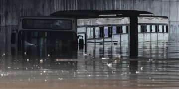 Alldaynews.gr Τραγικές Εικόνες: Βούλιαξε λεωφορείο στη λεωφόρο Ποσειδώνος