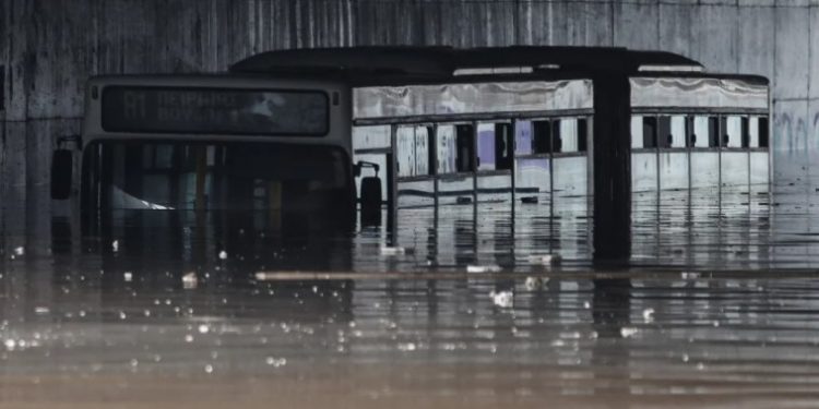 Alldaynews.gr Τραγικές Εικόνες: Βούλιαξε λεωφορείο στη λεωφόρο Ποσειδώνος
