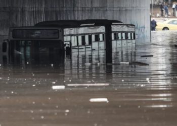 Τραγικές Εικόνες: Βούλιαξε λεωφορείο στη λεωφόρο Ποσειδώνος