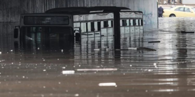 Alldaynews.gr Τραγικές Εικόνες: Βούλιαξε λεωφορείο στη λεωφόρο Ποσειδώνος