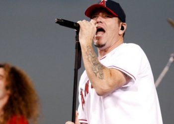 «Ξέφυγε» επί σκηνής γνωστός τραγουδιστής: Θα σκοτώσω την οικογένειά σου-Πάω στην Ελλάδα!