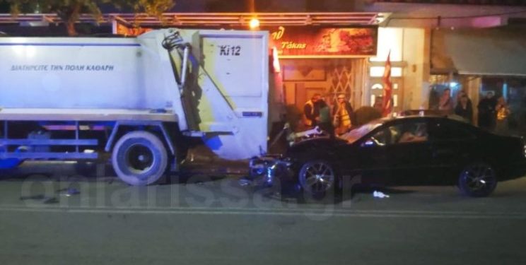 Λάρισα: Αυτοκίνητο έπεσε πάνω σε απορριμματοφόρο του δήμου στην οδό Βόλου[photos]