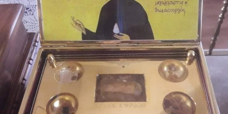Το θαύμα του Αγίου Εφραίμ που συγκλονίζει – «Τι να πω… Δεν υπάρχει τίποτα κορίτσι μου»