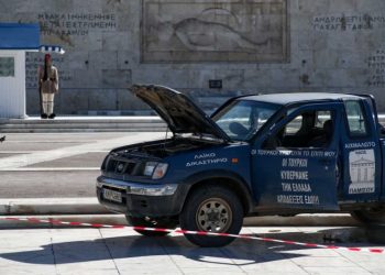 Ποιος είναι ο 58χρονος αγρότης που «σκαρφάλωσε» στον Άγνωστο Στρατιώτη