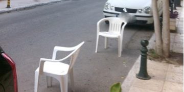 Alldaynews.gr Τέλος οι καρέκλες και τα καφάσια για… σίγουρο πάρκινγκ – Βαριά πρόστιμα!