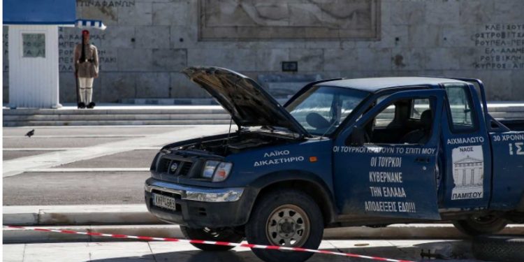 Ποιος είναι ο 58χρονος αγρότης που «σκαρφάλωσε» στον Άγνωστο Στρατιώτη