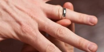 Πυροσβέστες έσωσαν το δάχτυλο κοπέλας από κολλημένη βέρα στη Λάρισα