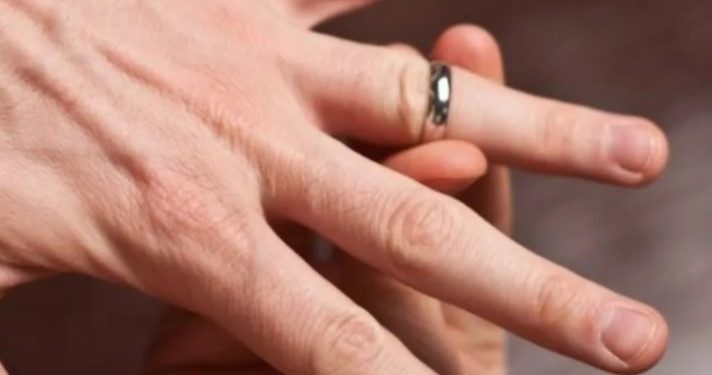 Πυροσβέστες έσωσαν το δάχτυλο κοπέλας από κολλημένη βέρα στη Λάρισα