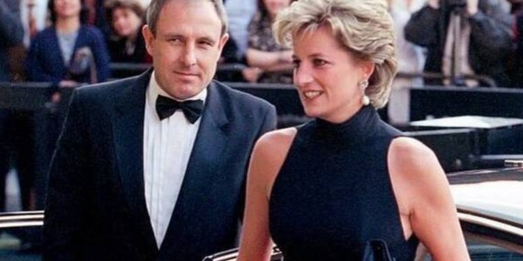 Alldaynews.gr Η Νταϊάνα έβαζε τον εραστή της στο πορτπαγκάζ της BMW για να μπει κρυφά στο παλάτι