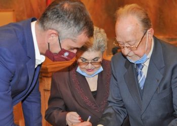 «Δεν ήθελε να με παντρευτεί, αλλά την κατάφερα», λέει ο 87χρονος που παντρεύτηκε χθες στο Δημαρχείο της Αθήνας