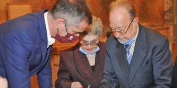 «Δεν ήθελε να με παντρευτεί, αλλά την κατάφερα», λέει ο 87χρονος που παντρεύτηκε χθες στο Δημαρχείο της Αθήνας