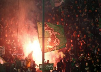 Επεισόδια στη Λεωφόρο: Στο νοσοκομείο αστυνομικός μετά από επίθεση οπαδών