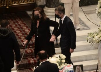 Κηδεία Γεννηματά: Ράκος η Ντόρα Μπακογιάννη-Υποβασταζόμενη απο τον γιό της