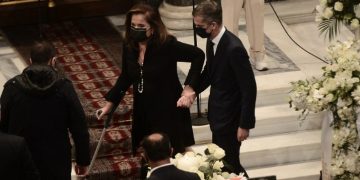 Alldaynews.gr Κηδεία Γεννηματά: Ράκος η Ντόρα Μπακογιάννη-Υποβασταζόμενη απο τον γιό της