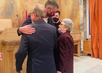 Ο Κώστας Μπακογιάννης πάντρεψε τον Νίκο και την Μάρθα, 87 και 85 ετών