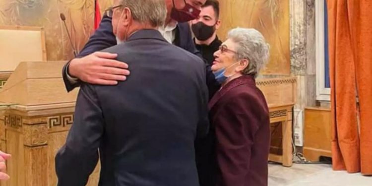 Ο Κώστας Μπακογιάννης πάντρεψε τον Νίκο και την Μάρθα, 87 και 85 ετών