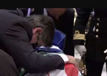 Σπαρακτικές στιγμές στη Μητρόπολη: Αγκάλιασε το φέρετρο ο σύζυγος της Φώφης Γεννηματά[video]