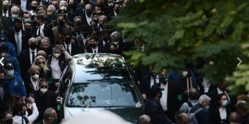 «Αθάνατη» – Με χειροκροτήματα αποχαιρετά η Ελλάδα τη Φώφη Γεννηματά[Live]