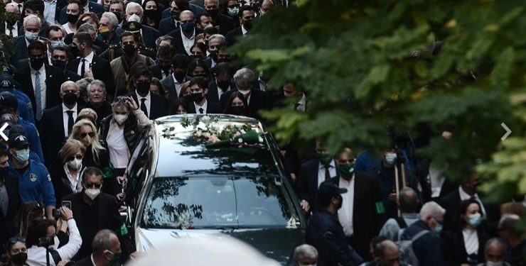 «Αθάνατη» – Με χειροκροτήματα αποχαιρετά η Ελλάδα τη Φώφη Γεννηματά[Live]