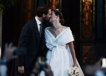 Παραμυθένιος ο Γάμος των Φίλιππου Γλύξμπουργκ-Νίνα Φλορ: Η εντυπωσιακή άφιξη της νύφης – Πλήθος κόσμου στην Μητρόπολη Αθηνών[video]