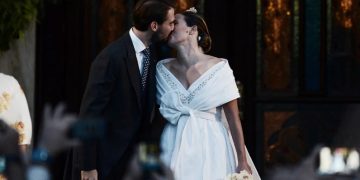 Παραμυθένιος ο Γάμος των Φίλιππου Γλύξμπουργκ-Νίνα Φλορ: Η εντυπωσιακή άφιξη της νύφης – Πλήθος κόσμου στην Μητρόπολη Αθηνών[video]