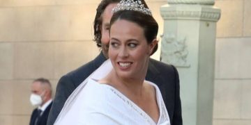 Alldaynews.gr Νina Flohr: H απίστευτη ιστορία πίσω από την τιάρα που φορούσε