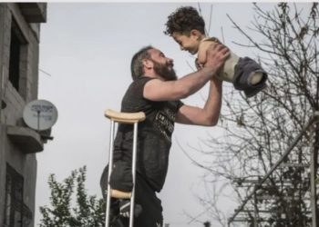 Μία εικόνα 1.000 λέξεις: Το στιγμιότυπο «γροθιά στο στομάχι» πατέρα και γιου στον πόλεμο της Συρίας