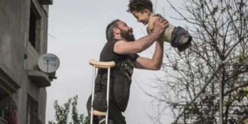 Alldaynews.gr Μία εικόνα 1.000 λέξεις: Το στιγμιότυπο «γροθιά στο στομάχι» πατέρα και γιου στον πόλεμο της Συρίας