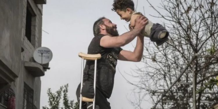 Alldaynews.gr Μία εικόνα 1.000 λέξεις: Το στιγμιότυπο «γροθιά στο στομάχι» πατέρα και γιου στον πόλεμο της Συρίας