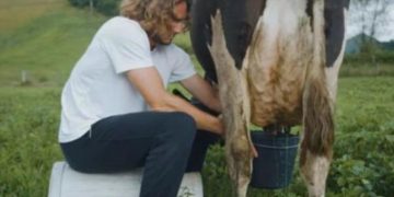 Ο Τσιτσιπάς το έριξε στο… άρμεγμα (vid)