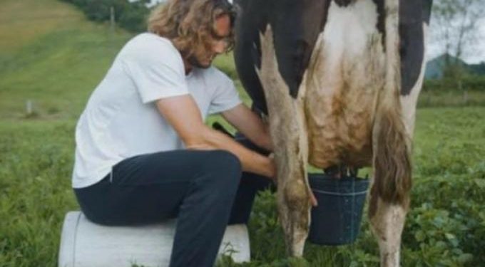 Ο Τσιτσιπάς το έριξε στο… άρμεγμα (vid)