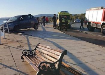 Αδιανόητο τροχαίο – Γυναίκα καθόταν σε παγκάκι και… εκσφενδονίστηκε στην θάλασσα (vid)