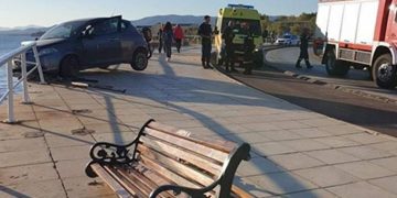 Αδιανόητο τροχαίο – Γυναίκα καθόταν σε παγκάκι και… εκσφενδονίστηκε στην θάλασσα (vid)