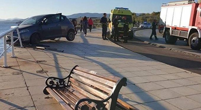 Αδιανόητο τροχαίο – Γυναίκα καθόταν σε παγκάκι και… εκσφενδονίστηκε στην θάλασσα (vid)