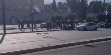 Alldaynews.gr Έφτασε με αγροτικό στον Άγνωστο Στρατιώτη και απειλούσε να ανατιναχτεί (video)