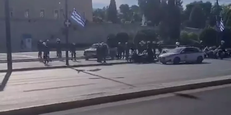 Alldaynews.gr Έφτασε με αγροτικό στον Άγνωστο Στρατιώτη και απειλούσε να ανατιναχτεί (video)