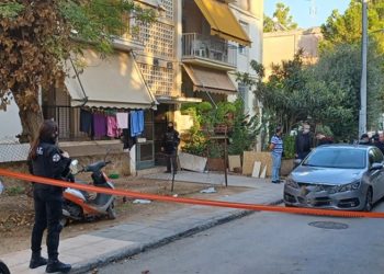 Alldaynews.gr Έγκλημα στο Αιγάλεω: Με ματωμένη τη μπλούζα και τα χέρια απο το φόνο της μάνας του εμφανίστηκε στη ΓΑΔΑ ο 20χρονος