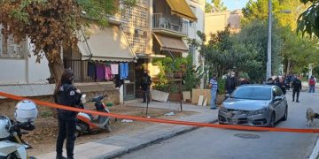 Alldaynews.gr Έγκλημα στο Αιγάλεω: Με ματωμένη τη μπλούζα και τα χέρια απο το φόνο της μάνας του εμφανίστηκε στη ΓΑΔΑ ο 20χρονος