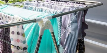 Alldaynews.gr Πώς να στεγνώνουν τα ρούχα σας πιο γρήγορα τις βροχερές μέρες